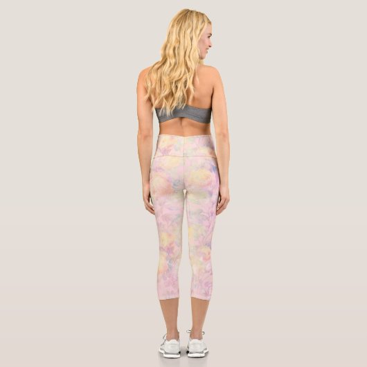 Zauberhaftes, gelbes weißes Rosenmuster Blumenrosa Capri Leggings (Rückseite)