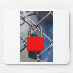 Zaun mit rotem Herzen Mousepad