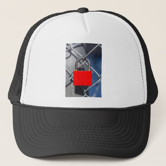 Zaun mit rotem Herzen Truckerkappe (Vorderseite)