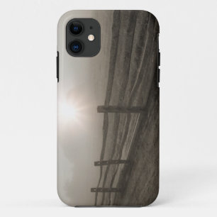 Zaun und Sonnendurchbruch durch Nebel nahe Sharon Case-Mate iPhone Hülle