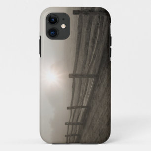 Zaun und Sonnendurchbruch durch Nebel nahe Sharon Case-Mate iPhone Hülle