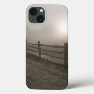 Zaun und Sonnendurchbruch durch Nebel nahe Sharon Case-Mate iPhone Hülle