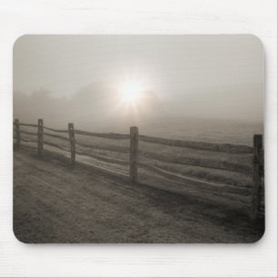 Zaun und Sonnendurchbruch durch Nebel nahe Sharon Mousepad