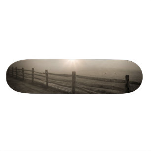 Zaun und Sonnendurchbruch durch Nebel nahe Sharon Skateboard