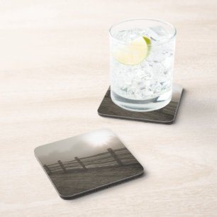 Zaun und Sonnendurchbruch durch Nebel nahe Sharon Untersetzer