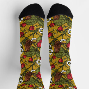 Zaunkönige und Erdbeeren auf Senf Socken