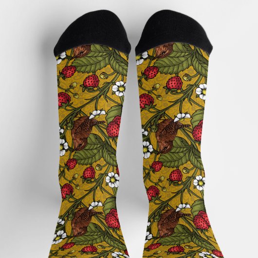 Zaunkönige und Erdbeeren auf Senf Socken (Oben)