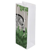 Zebra amongst Leaves Geschenktüte Für Weinflaschen (Vorderseite Schrägansicht)