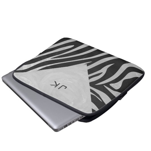Zebra Black and Light Gray Monogram Laptopschutzhülle (Vorne Knopf)