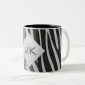 Zebra Black and Light Gray Monogram Zweifarbige Tasse (VorderseiteRechts)