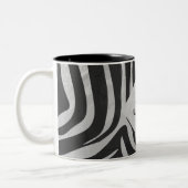 Zebra Black and Light Gray Monogram Zweifarbige Tasse (Links)