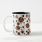 Zebra Black and Orange Polka Dots Zweifarbige Tasse (Links)