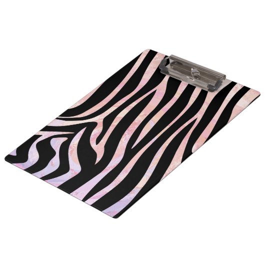Zebra Black and Pink Monogram Klemmbrett (Schrägansicht)