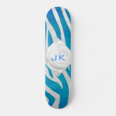 Zebra Blau und Weiß mit Monogramm Skateboard (Vorderseite)
