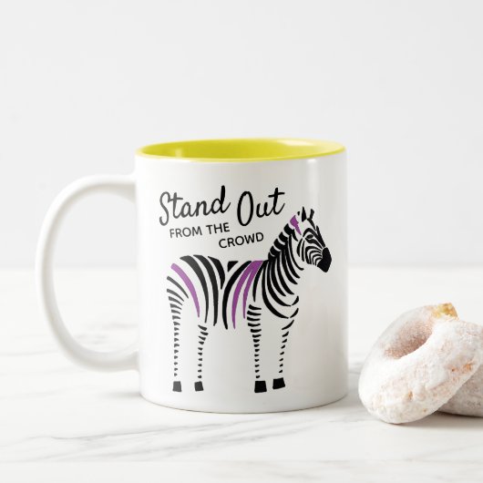 Zebra hebt sich von der Menge ab Zweifarbige Tasse (Mit Donut)