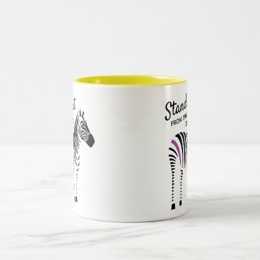 Zebra hebt sich von der Menge ab Zweifarbige Tasse (Mittel)