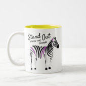 Zebra hebt sich von der Menge ab Zweifarbige Tasse (Links)