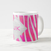 Zebra Hot Pink und Weiß mit Monogramm Jumbo-Tasse (Vorderseite Rechts)