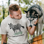 Zebra in der grasrealistischen Illustration T-Shirt<br><div class="desc">Dieses grafische Tee zeigt eine Abbildung eines Zebras,  der in einem grünen Gras stehend ist und mit einem eigenen Slogan oder einer Nachricht unten angepasst werden kann.</div>