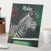 Zebra in einer Badewanne Relax Sockelschild (In Situ)