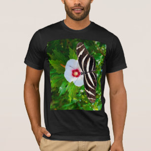 Zebra-Langschwanz-Schmetterling auf einem Hibiskus T-Shirt