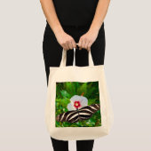 Zebra-Langschwanz-Schmetterling auf einem Hibiskus Tragetasche (Vorderseite (Produkt))
