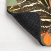 Zebra Longwing (Heliconius charitonia) auf Blume Mousepad (Ecke)