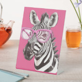 Zebra mit Pink Glasses Party-Zeichen Sockelschild (In Situ)