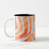 Zebra Monogramm Orange und Weiß Zweifarbige Tasse (Links)