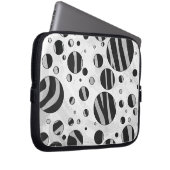 Zebra Polka Dot Black und Light Gray Laptopschutzhülle (Vorne Rechts)