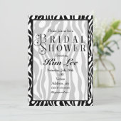 Zebra Print Brautparty Typografie Einladung (Stehend Vorderseite)