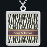 Zebra Print Versilberte Kette<br><div class="desc">Wir haben dieses mit einem dramatischen schwarz-weißen Zebrahintergrund und einem amethystischen Text-Bar entworfen. Diese wunderschönen personalisierten Halsketten machen eine ausgezeichnete Hochzeitsfeier dank Geschenken!</div>