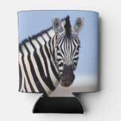 Zebra sieht dich mit blauem Himmelslicht Foto an Dosenkühler (Rückseite)