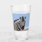 Zebra sieht dich mit blauem Himmelslicht Foto an Glas (Rückseite)