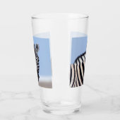 Zebra sieht dich mit blauem Himmelslicht Foto an Glas (Links)