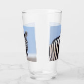 Zebra sieht dich mit blauem Himmelslicht Foto an Glas (Rechts)