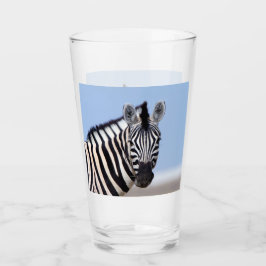 Zebra sieht dich mit blauem Himmelslicht Foto an Glas