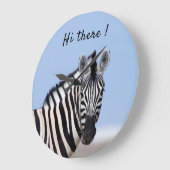 Zebra sieht dich mit blauem Himmelslicht Foto an Große Wanduhr (Winkel)