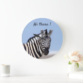 Zebra sieht dich mit blauem Himmelslicht Foto an Große Wanduhr (Zuhause)