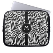 Zebra-Streifenmuster mit Monogramm Laptopschutzhülle (Vorderseite)