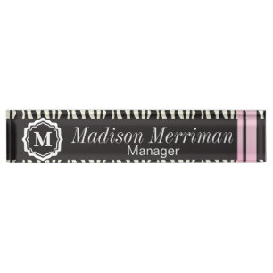 Zebra Striped Tier mit Rosa hält personifiziere Namensplakette