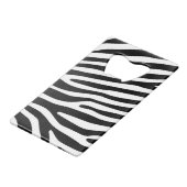 Zebra stripes pattern black & white + your ideas kreditkartenflaschenöffner (Vorderseite Schrägansicht)