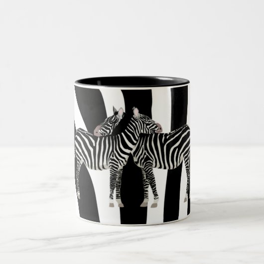 Zebra-Umarmungen Zweifarbige Tasse (Mittel)