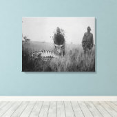 Zebra wurde von Einheimischen in Afrika getötet Fo Leinwanddruck (Insitu (Holzboden))