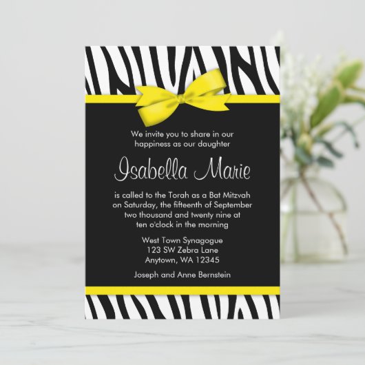 Zebra Yellow Printed Bow Bat Mitzvah Einladungen (Stehend Vorderseite)