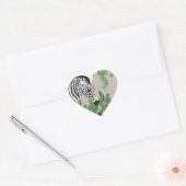 Zebra zwischen Blättern Herz-Aufkleber (Umschlag)