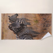 Zebras im Gras Strandtuch (Vorderseite)