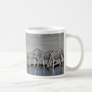 Zebras und Giraffe an der lokalen Bewässerungsloc Kaffeetasse