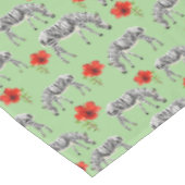 Zebras unter Hibiskus-Blumen Tischdecke (Schrägansicht)