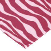 Zebrastreifen - Burgund und Rosa Tischdecke (Schrägansicht)
